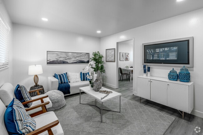 2BR, 1BA - 669SF - Living Room - 870-899 S Philadelphia St.