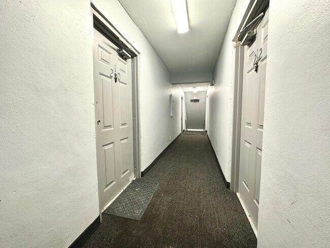 Foto del edificio - 9905 Pineapple Tree Dr