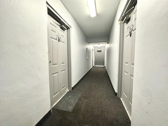 Building Photo - 9905 Pineapple Tree Dr