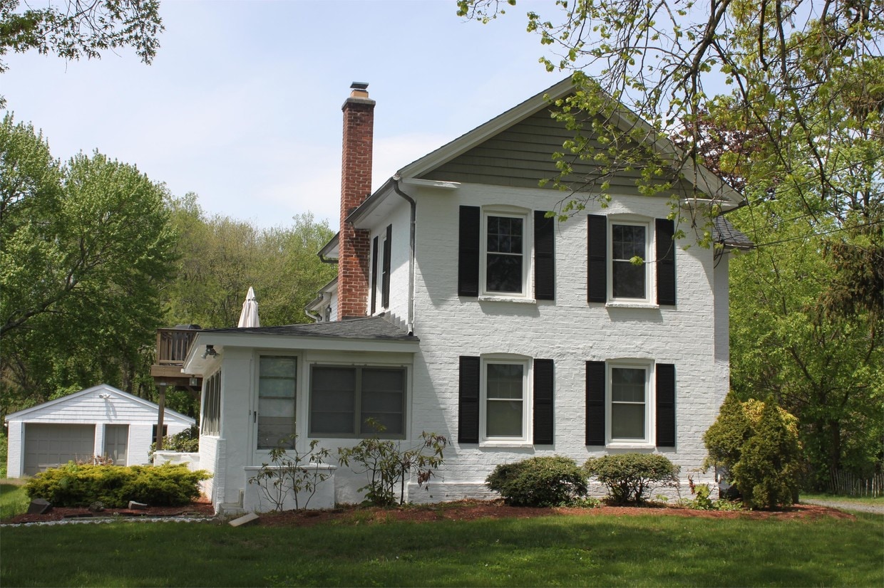 Primary Photo - 662 South End Rd