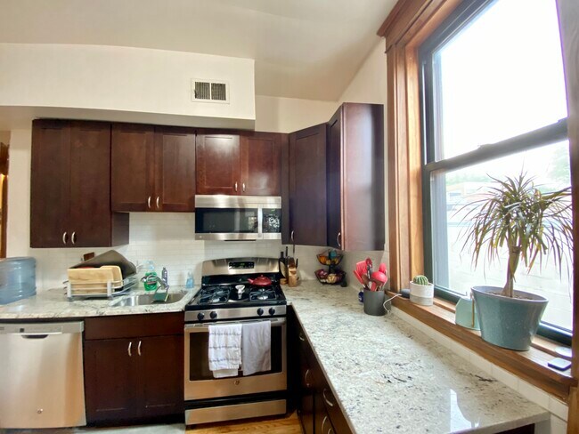 Building Photo - 810 W Webster Ave