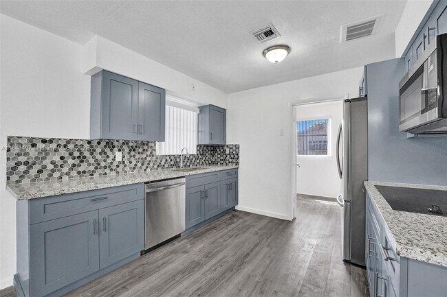 Foto del edificio - 2132 SW 13th St