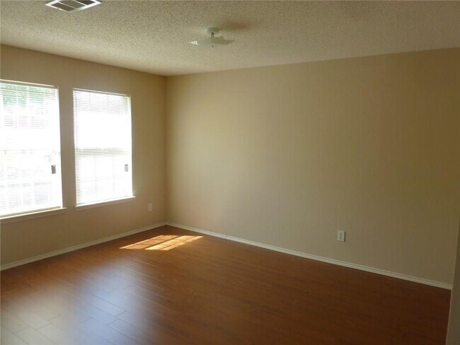 Building Photo - 301 Longshore Dr