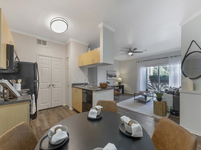 Sala de estar abierta - Indigo Creek Apartments