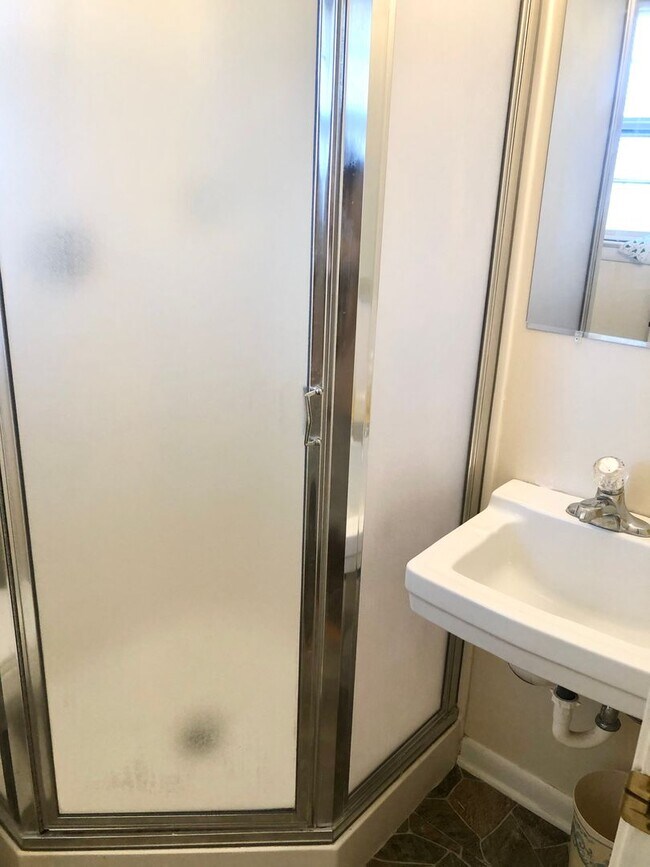 Building Photo - 812 Glenwood Rd