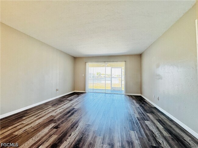 Building Photo - 706 SE 13th Ct