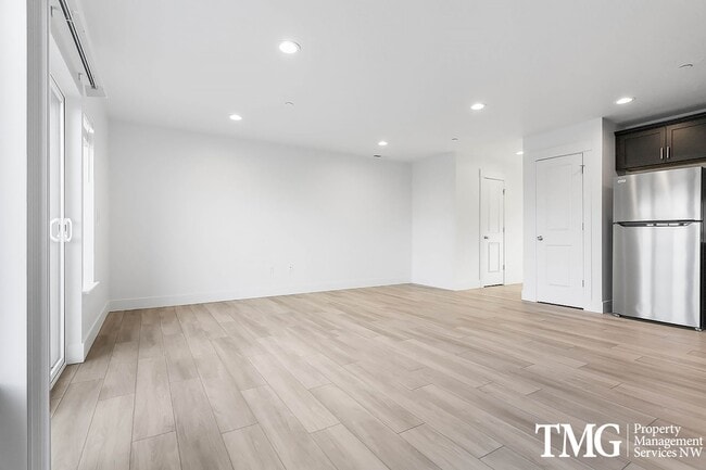 Foto del edificio - Apply today and recieve ALL of November FREE!