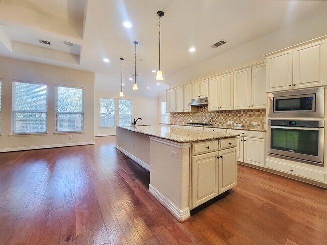 Foto del edificio - Large 3 Bedroom, 2.5 Bathroom Home – Fully Equipped Kitchen & Washer/Dryer Hookups