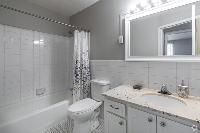 2 habitaciones, 1 baño - 926 pies cuadrados - Baño - Brewster Place