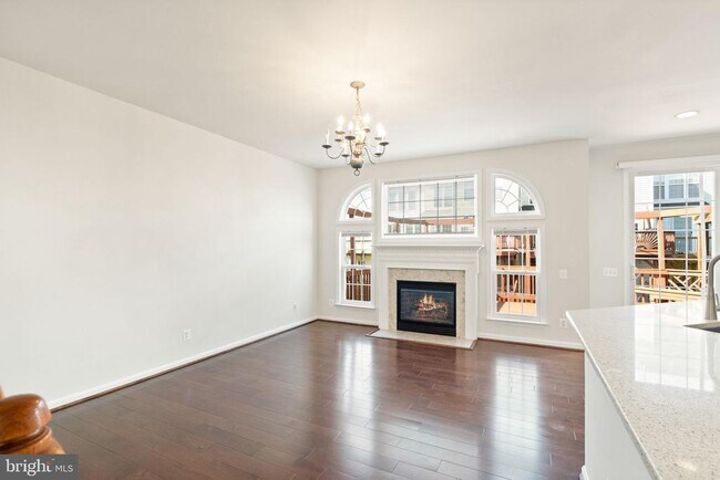 Foto del edificio - 7056 Courtyard Way