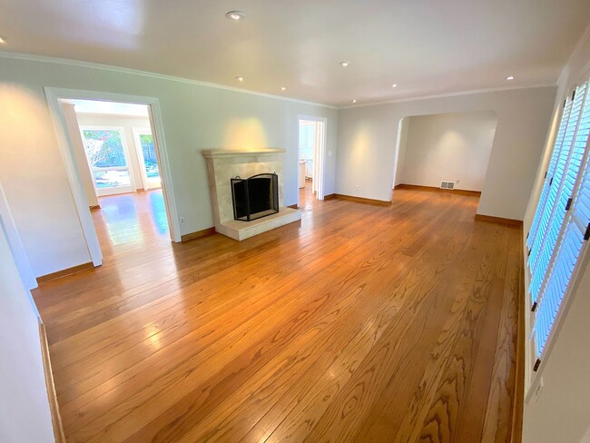 Building Photo - Beautiful 3 Bed + 2 Bath Los Altos Home - ...