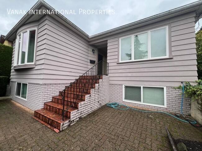 Building Photo - Bright 4 Bedroom Home in Prime West Vancou...