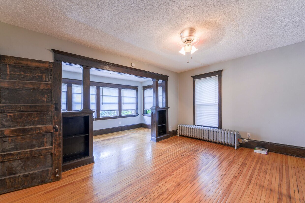 Primary Photo - 419 W Franklin Ave