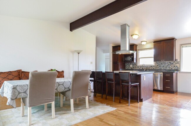 Foto del edificio - Upgraded rambler conveniently located in K...
