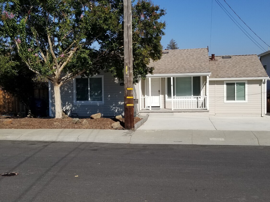 Foto principal - 19110 Vaughn Ave
