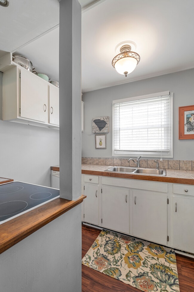 Kitchen - 811 Colony Dr