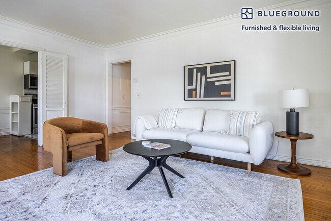 Foto del edificio - 136 S Roxbury Dr