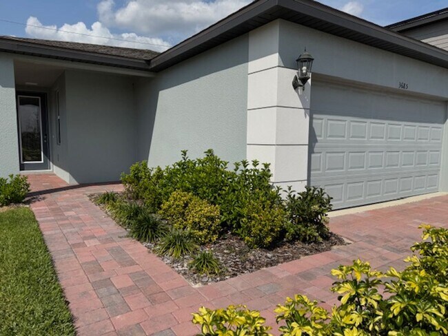 Foto del edificio - Brand new, energy-efficient 4 Bedroom Home...