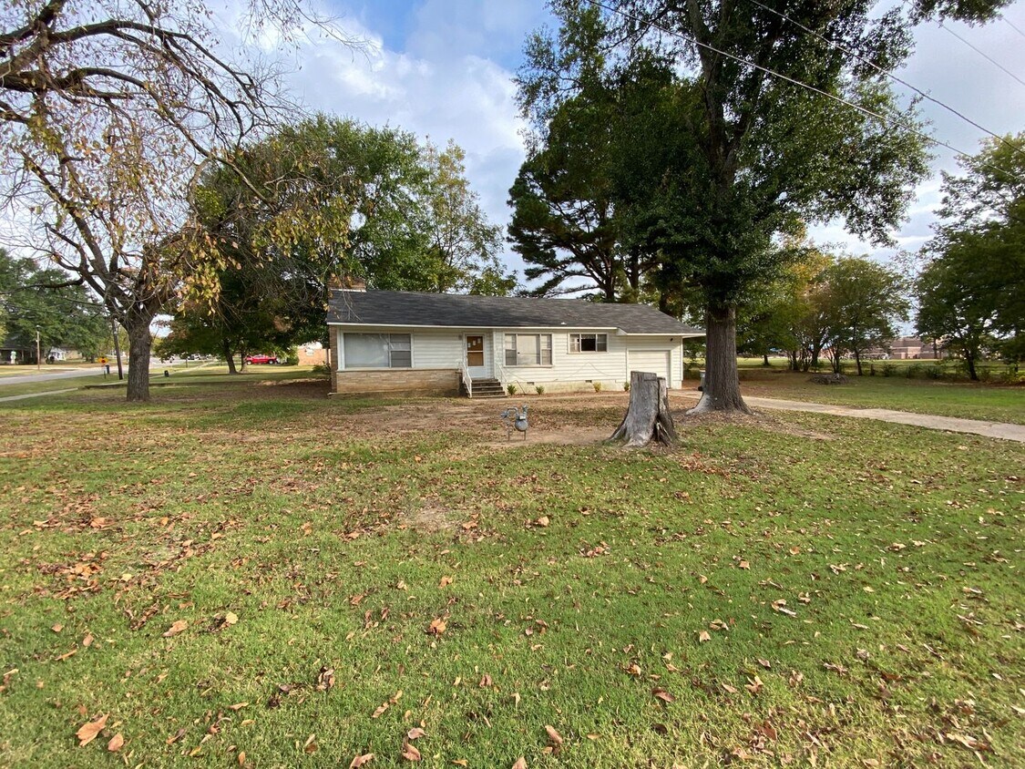 Primary Photo - 300 E El Paso St