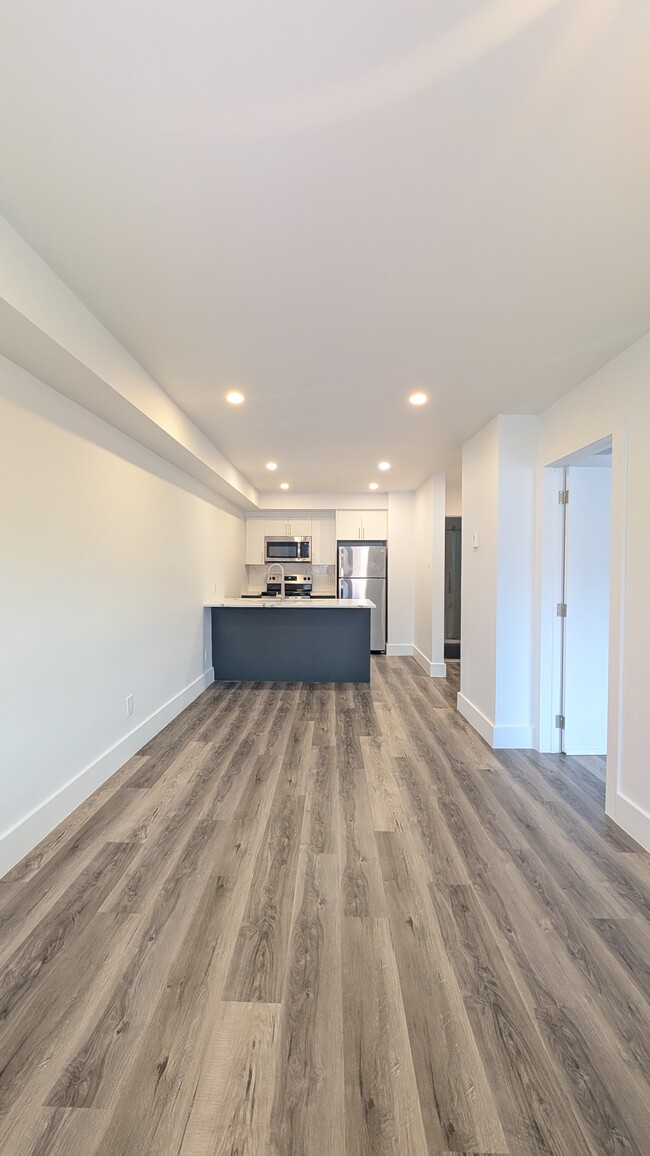 Building Photo - 2015 Av Elmhurst
