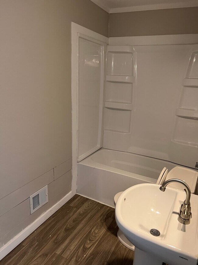 Foto del edificio - 4 Bedroom Updated house!!