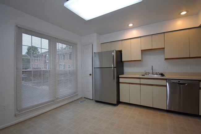 Building Photo - 3 Bedroom, 3.5 Bathroom Townhouse in North...