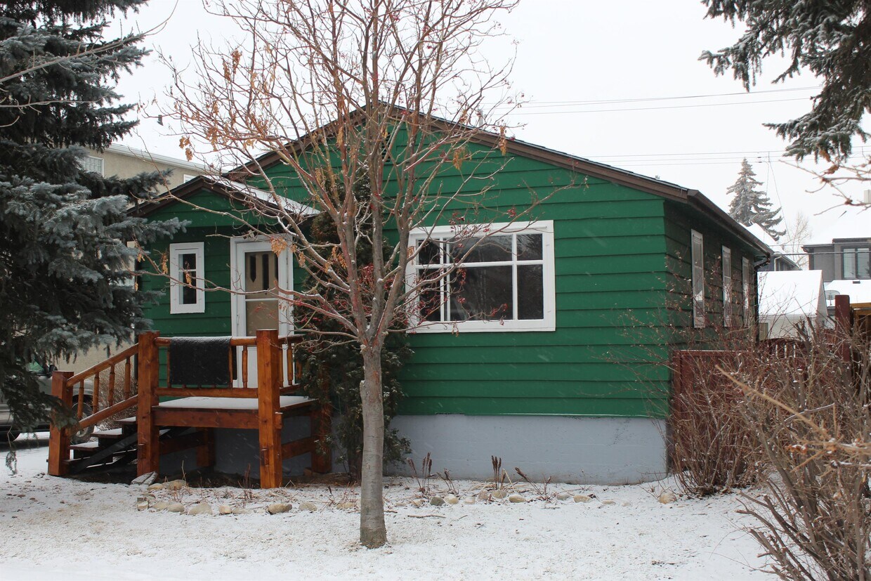Photo du bâtiment - 2219 Bowness Rd NW