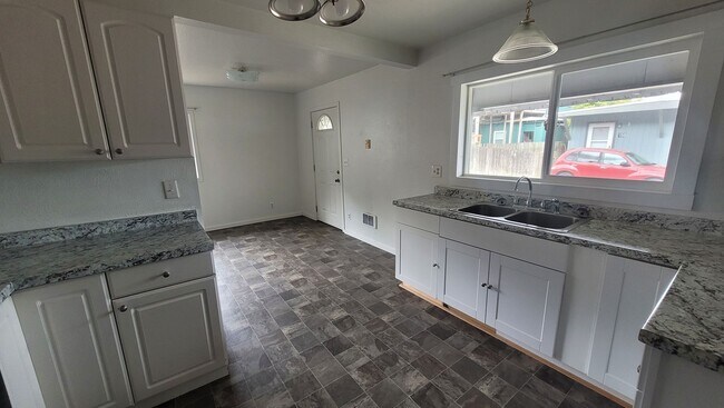 Building Photo - Comfortable Gardiner Living!