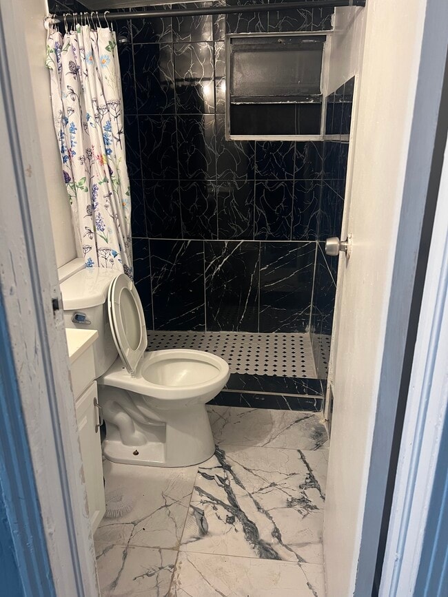 Baño nuevo - 1030 NW 120th St