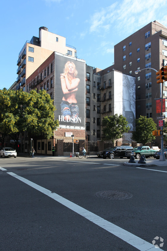 Building Photo - 302 Mott St