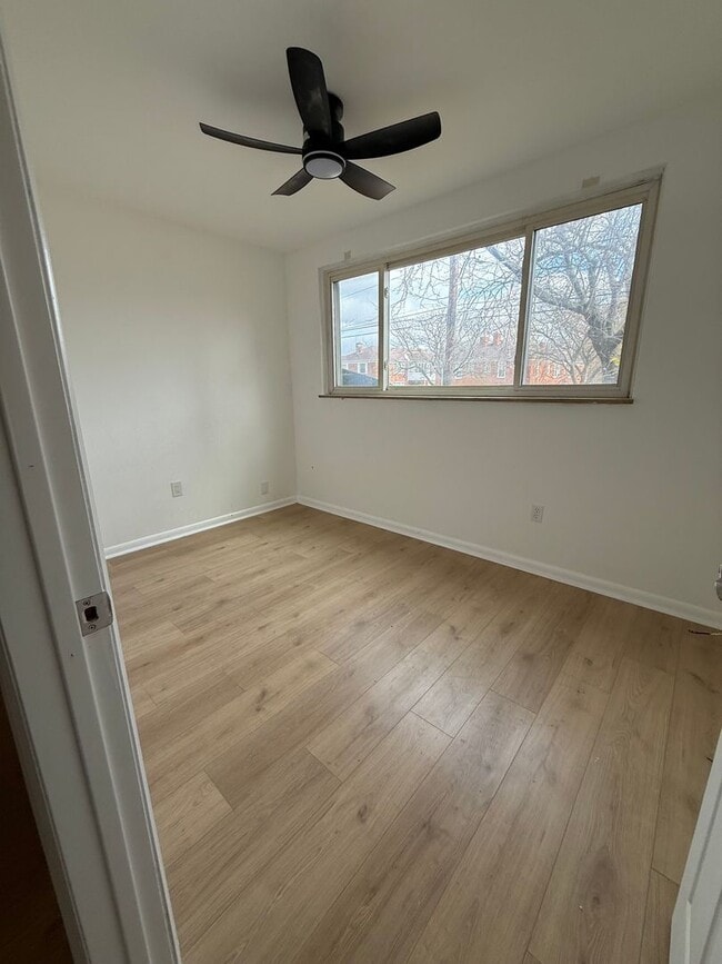 Building Photo - Spacious 1-Bedroom Apartment near the Lake!