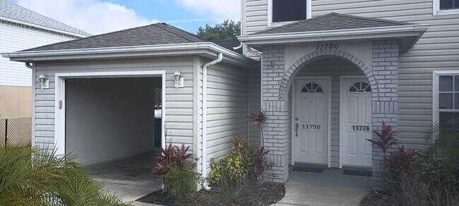 Building Photo - 2 bedroom 1 bathroom upper apartment with ...
