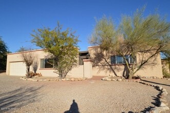 Building Photo - 5050 N Hillcrest Dr
