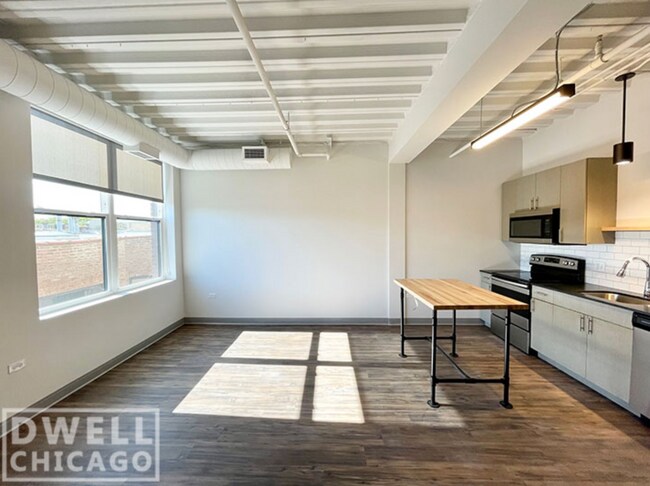 Building Photo - 945 W Dakin St