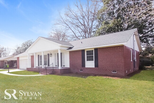 Foto del edificio - One-level living in this 3 BR, 2 BA home