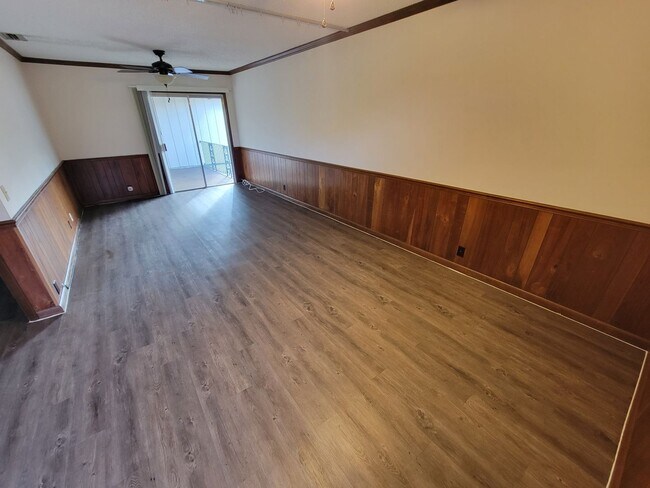 Building Photo - Spacious Two Bedroom Apartment Near Downtown