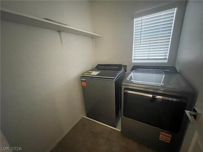 Foto del edificio - 5306 Spring Canyon St