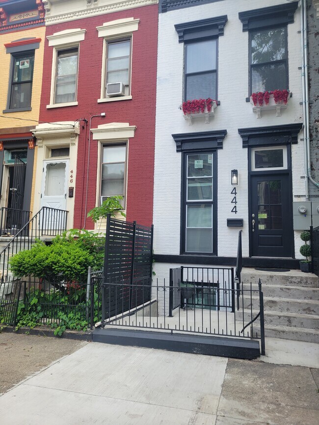 Foto del edificio - 444 Dayton St