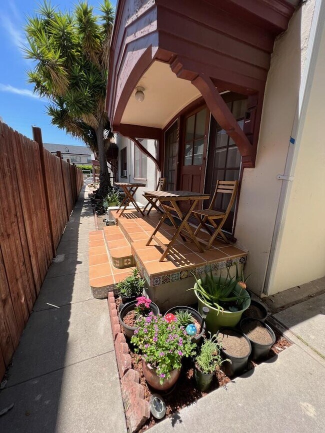patio delantero - 1610 N Serrano Ave