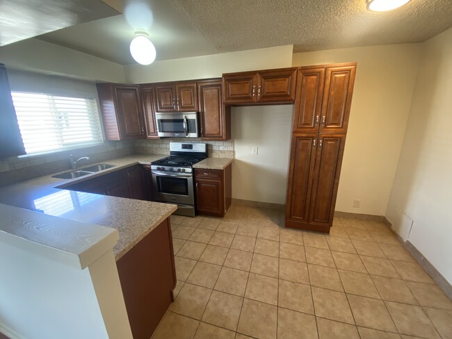 Eat in Kitchen - 7461 Canby Ave