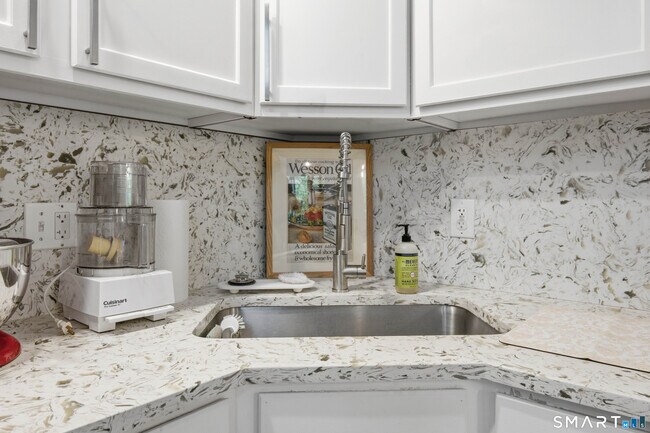 Building Photo - 213 Ledge Dr