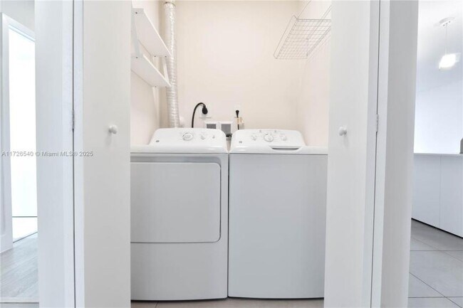Building Photo - 3 bedroom in Aventura FL 33180