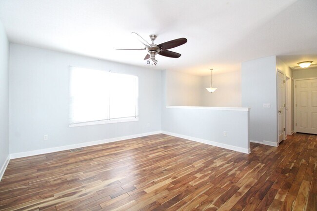 Foto del edificio - QUIET NEIGHBORHOOD!!  3 Bedroom, 1.5 Bath Home in Norwalk