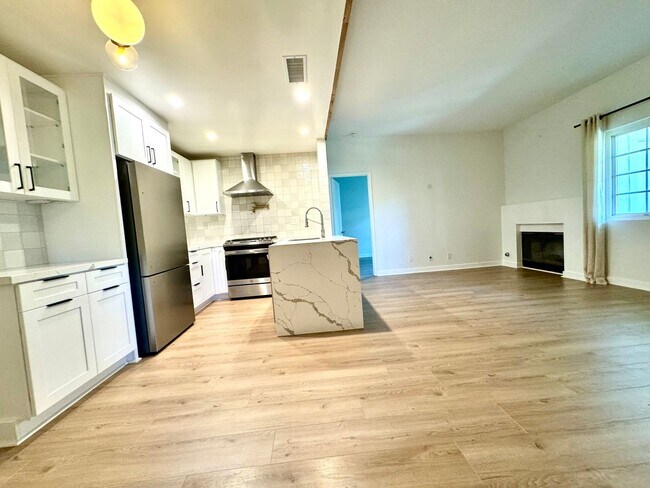 Building Photo - Beautiful 2 bedroom, 2 bathroom condo in d...