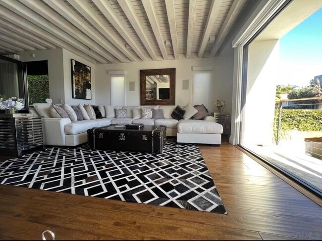 Building Photo - 336 Gravilla St