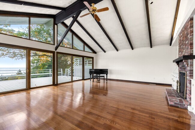 Foto del edificio - Year-round living on the shores of White B...