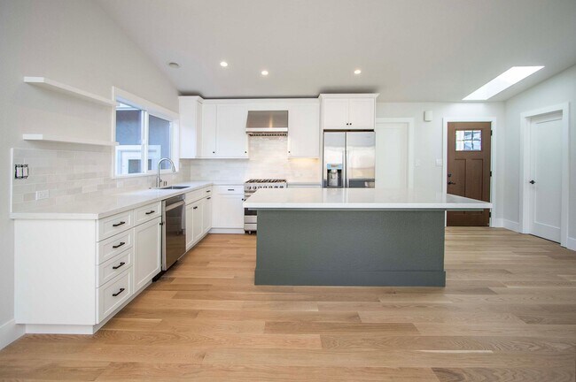 Foto del edificio - Single Level Home All Remodeled