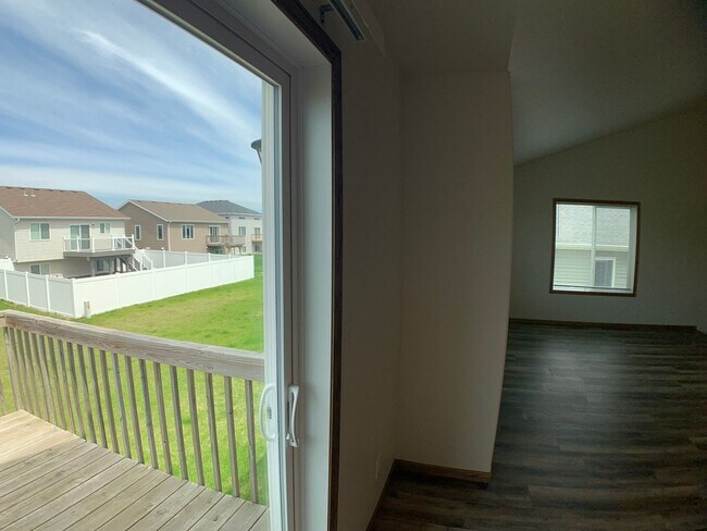 Building Photo - 3 Bed 3 Bath Single Family Home