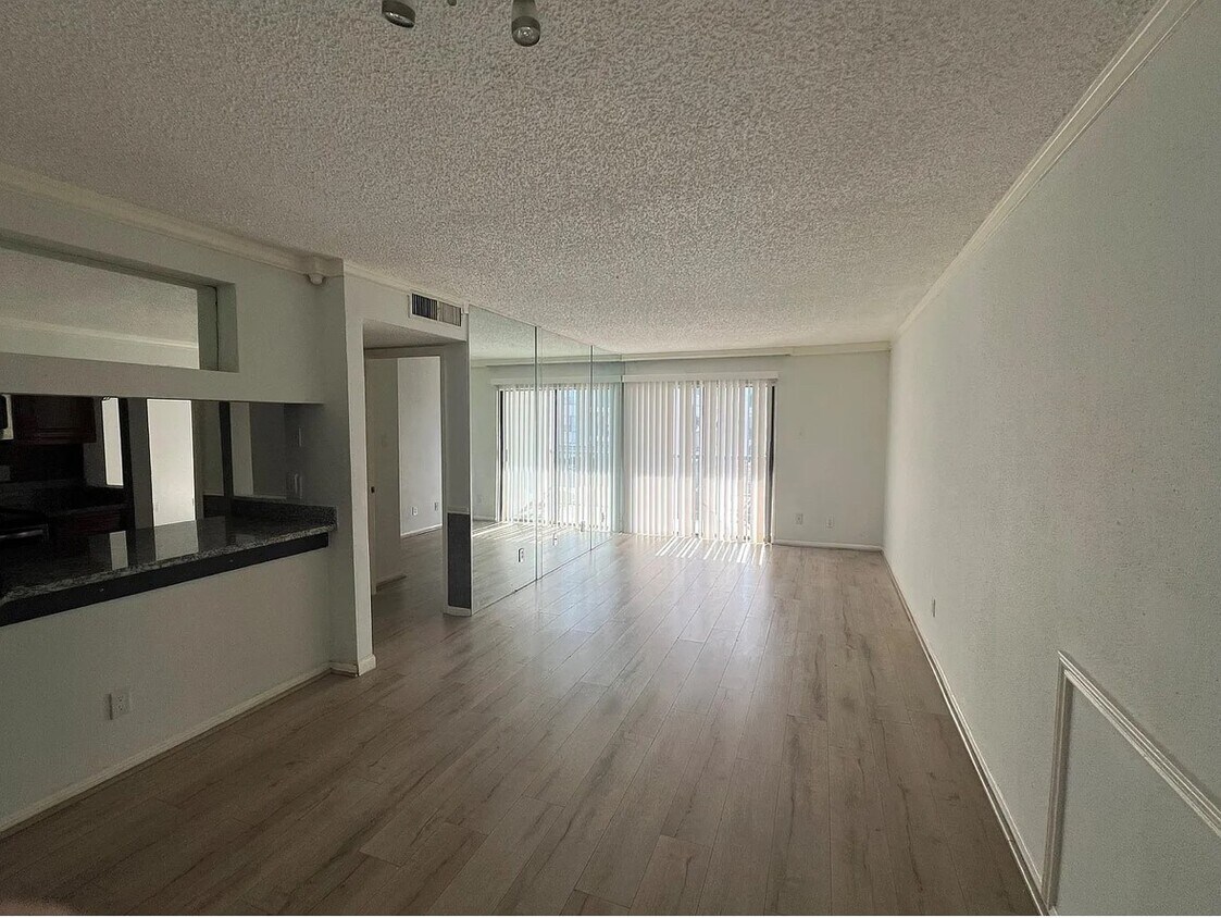 Foto principal - 2830 S Bartell Dr