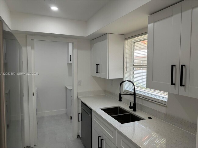 Foto del edificio - 890 SW 28th St